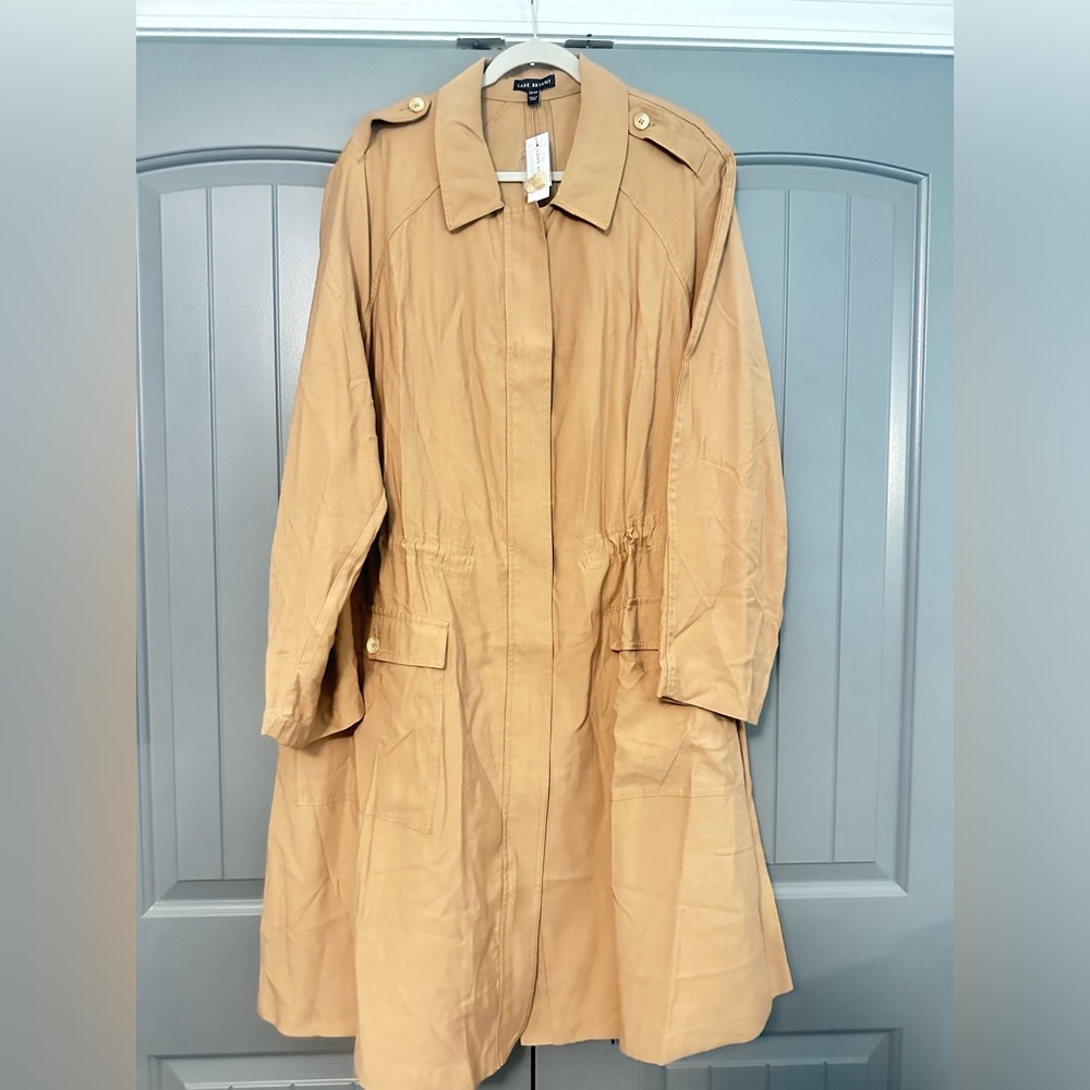 Light weight rain/trench w/ inside drawstring to show off those curves ❤️
NWT